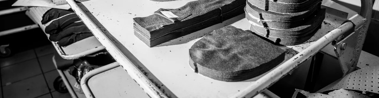 Produkcja odzieży w zakładzie Elastic — na czym polega współpraca między krojownią a wzorcownią?